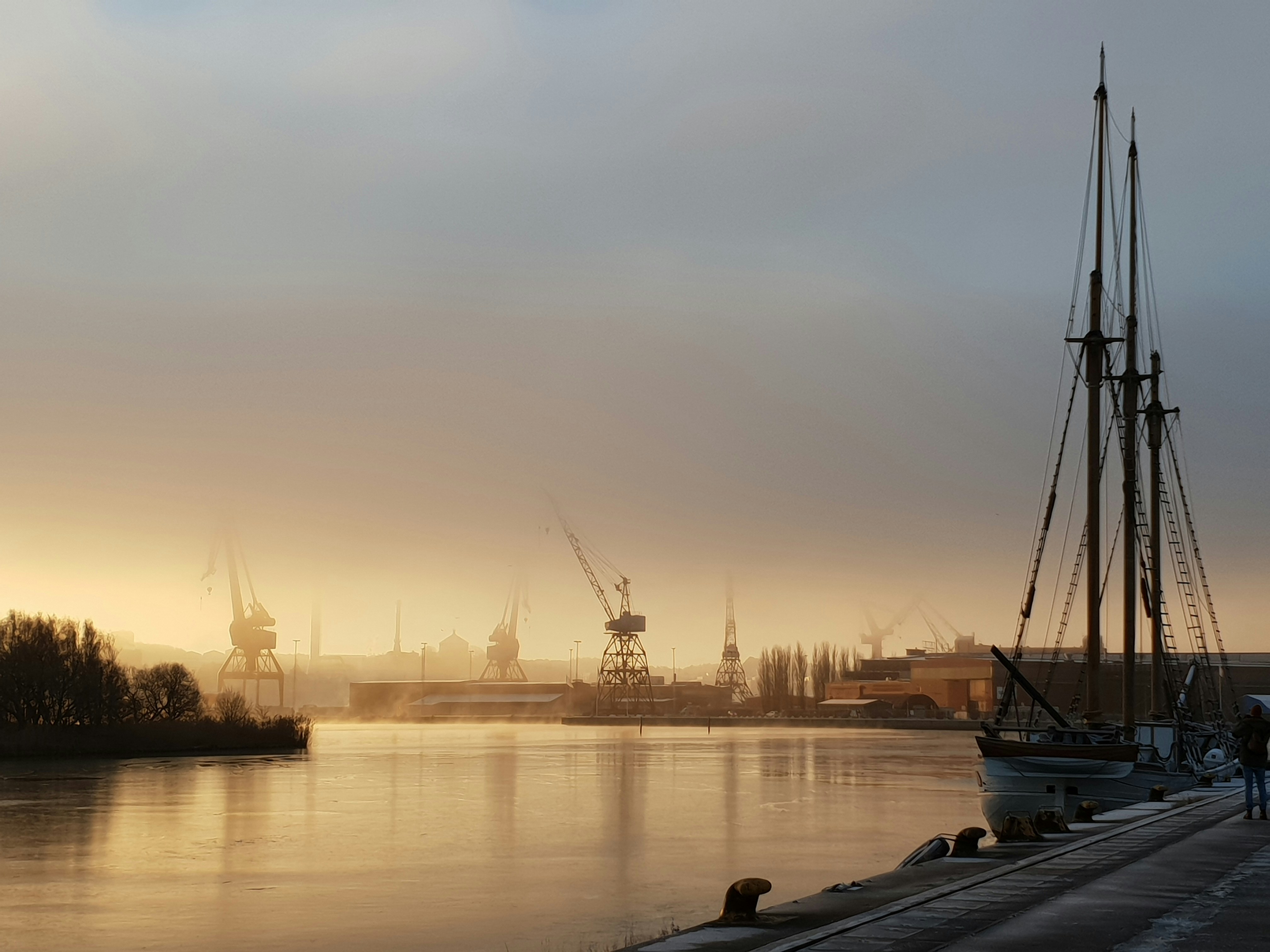 Goteborgs hamninlopp i morgonljus